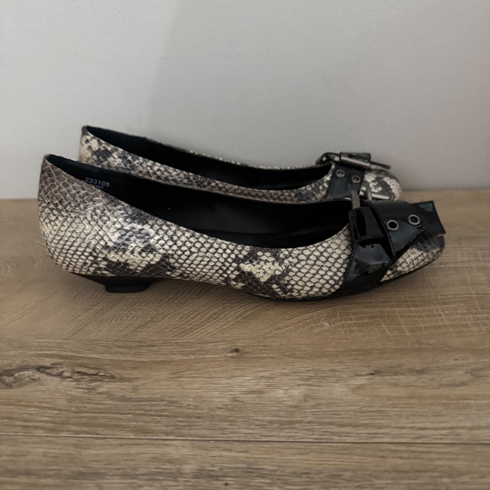 Theme Shoes Snakeskin Print Buckle Accent Low Heeled Pumps Women Size 8.5W Edgy